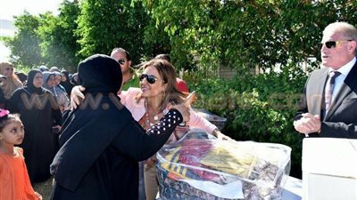 بالصور.. وزيرة التعاون توزع 600 كرتونة رمضان على فقراء جنوب سيناء