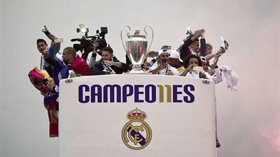 بالصور.. نجوم ريـال مدريد يحتفلون بدوري أبطال أوروبا في حافلة مكشوفة