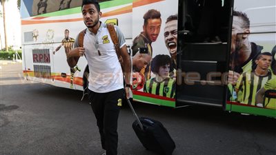 بالصور.. «كهربا» يصل مع اتحاد جدة لمدينة تبوك