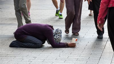 ضبط متسولة داخل وحدة مرور طوخ