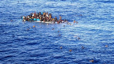 إنقاذ 19 مهاجرًا قرب السواحل البريطانية