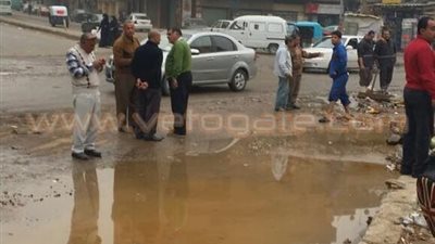 بالصور.. انفجار ماسورة مياه بشارع 15 مايو في شبرا الخيمة