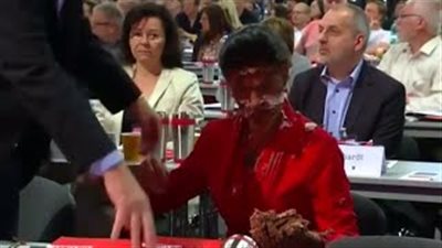 بالفيديو.. إلقاء كعكة في وجه نائبة ألمانية لموقفها من اللاجئين