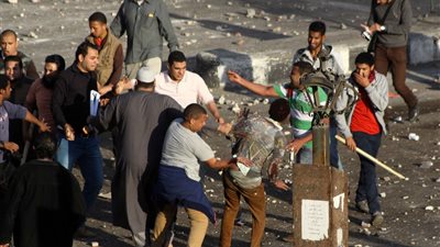 ناشط حقوقي يستنكر قرار حبس الأقباط في أحداث 