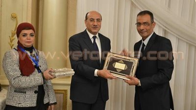 بالصور.. «جنينة» يكرم أرملة النائب العام الشهيد هشام بركات