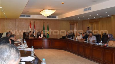 محافظ الفيوم يجتمع بمجلس إدارة المنطقة الصناعية في «كوم أوشيم»