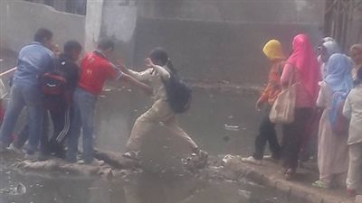 بالصور.. قرية السنباط بالفيوم تغرق في مياه الصرف