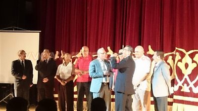 محافظ بورسعيد يلتقط الصور التذكارية مع أبطال أكتوبر بالأوبرا