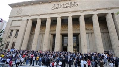 العاملون بالنقض يتظاهرون أمام 