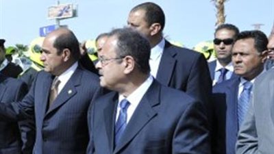 وزير الداخلية يتقدم مُشيّعي الجنازة العسكرية للشهيد شريف صالح