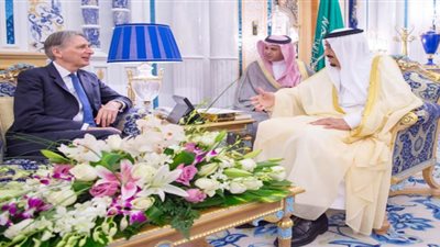 العاهل السعودي ووزير خارجية بريطانيا يبحثان آخر تطورات المنطقة