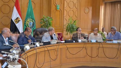 محافظ الإسماعيلية يستعرض تحسين مستوى الخدمات للمواطنين