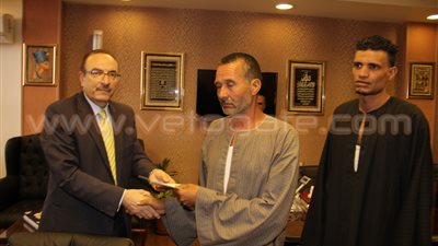 بالصور.. محافظ بني سويف يصرف 30 ألف جنيه لأسر 3 شهداء