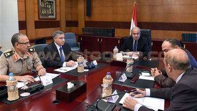 شريف إسماعيل يلتقي وزير التموين لمتابعة أزمة نقص السكر والأرز