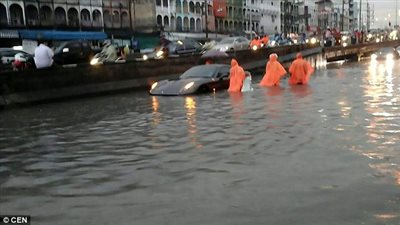 بالصور.. فيضانات تايلاند تدمر سيارة «فيراري» بـ 800 ألف دولار