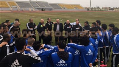 رئيس المصري يزور الفريق في برج العرب.. ويطالبهم: «فرحوا الجماهير»