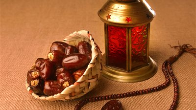 أسبوع يفصلنا عن الشهر الكريم.. البحوث الفلكية: الهلال يظهر في القاهرة لمدة 19 دقيقة.. غرة رمضان 6 يونيو.. عدته 30 يوما.. 465 ساعة و17 دقيقة صياما.. وأول أيام عيد الفطر 7 يوليو