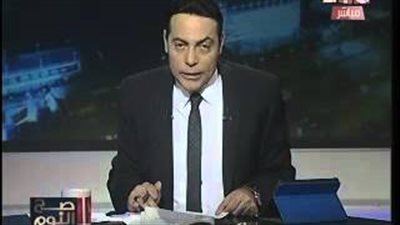 الغيطي يعرض صورة لسيارتين ملاكي يحملان لوحة معدنية واحدة