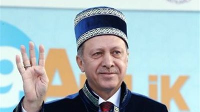 بالصور.. «أردوغان» يرتدي زيا يثير السخرية على مواقع التواصل