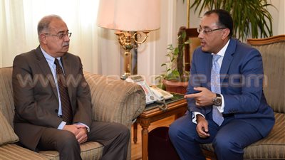 بالصور.. رئيس الوزراء يتابع مشروعات الإسكان الاجتماعي بمقر الوزارة