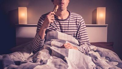 الآثار السلبية لتناول الطعام قبل النوم مباشرة