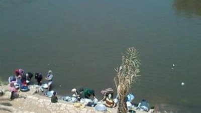 أهالي «التل الكبير» يستخدمون مياه الترع في غسل الأواني