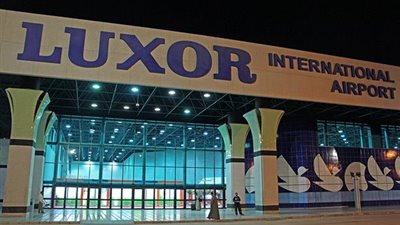 راكب يتنازل عن 20 ألف دولار حاول تهريبها للدوحة بمطار الأقصر