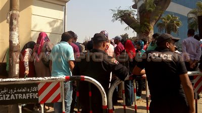 بالصور.. أولياء أمور طلاب المدارس التجريبية يحتجون أمام «الجيزة»