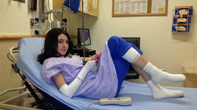 بالصور.. فتاة تتحدى مرضا نادرا باستمرار الظهور