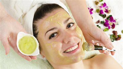 أقنعة الجزر والشوفان والذرة لبشرة شابة بدون تجاعيد