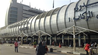 بالصور..استعدادات مكثفة بمطار القاهرة لموسم الحج.. إنشاء 6 مظلات لاستقبال المودعين والمستقلين.. تخصيص الصالات لتفويج الحجاج.. 180 جهاز قياس لدرجة الحرارة لتوقيع الكشف الطبي.. توزيع كتيبات للتوعية