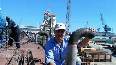 «فيتو» شاهدة على إنجاز ترسانة بورسعيد البحرية.. حكايات «الناس الشقيانة» عمال الورش يسابقون الوقت للانتهاء من «الكوبري العائم» قبل العيد القومي للمحافظة.. وبورفؤاد تتزين ل