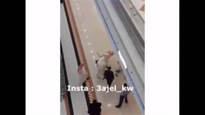 بالفيديو.. «خناقة» بين شخصين في مركز تجاري بالكويت