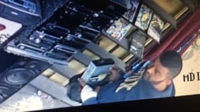 بالفيديو.. لحظة سرقة مسجل سيارة بطريقة ماكرة