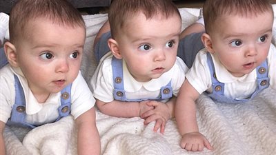 بالصور.. ولادة ثلاث توائم متطابقين جينيا في بريطانيا
