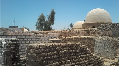 بالفيديو والصور.. بئر «القطب» بأسيوط قبلة «العانس والعقيم» لفك النحس