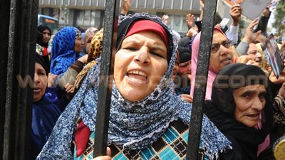 بالفيديو والصور .. أهالي المهاجرين غير الشرعيين يحاولون اقتحام مجلس النواب