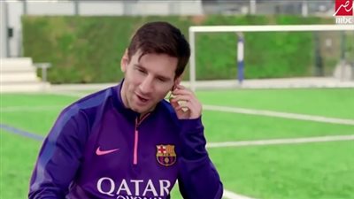 غضب نشطاء مواقع التواصل بعد إهداء «ميسي» حذائه لفقراء مصر.. سميح: إهانة للشعب المصري.. ندا: المصريون أغنى منكم بكرامتهم.. عزة: «عيب أم الدنيا تشحت جزمة للفقراء».. طاهر:«آه يا 