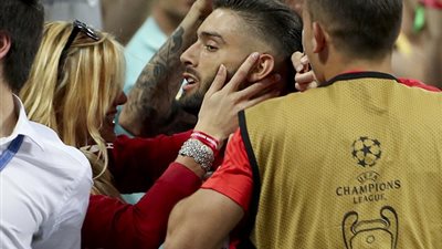 بالفيديو والصور.. حكاية الحسناء التي خطفت الأنظار في نهائي أوروبا