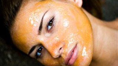 قناع السكر البني لإضفاء الحيوية والنضارة للبشرة الشاحبة