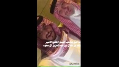 شاهد.. ماذا فعل الأمير خالد بن طلال مع شاب أوقفه أثناء سيرة بالسيارة