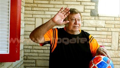 بالصور.. يوميات «ملك الإفيهات» ميمي الشربيني في جمصة.. فشله في تعلم السباحة لم يمنعه من الاستمتاع بالبحر.. السمك والجمبري غداء يومي.. يقضي 6 ساعات في لعب الطاولة يوميا.. وسرقة خادمته لـ«