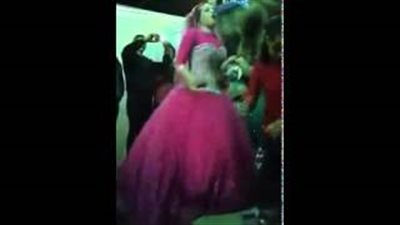 بالفيديو.. عروسة تشعل حفل زفافها بالرقص على أنغام المهرجانات