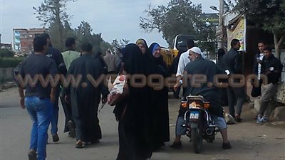 بالصور.. إضراب سائقي «قنتير» بسبب نقل الموقف لأطراف فاقوس