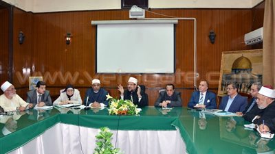 بالصور.. وزير الأوقاف: إجراءات صارمة لمواجهة توظيف المساجد سياسيا.. الضبطية القضائية تتصدى للطائفية.. توزيع شنط المدارس على الفقراء من خلال الأئمة.. لجنة عليا لضبط الشئون المالية والإدارية بالمساجد