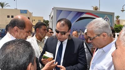 «الفيوم» تتسلم 5 سيارات سلع مدعمة من جهاز الخدمة الوطنية