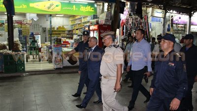 بالصور.. مدير أمن أسوان يشرف على حملة إزالة بالسوق السياحية