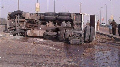 شلل مروري أعلى «دائري المعادي» بسبب انقلاب مقطورة