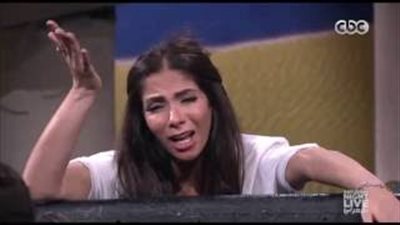 بالفيديو.. منى زكي تتعرض لحادث في «SNL بالعربي»