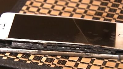 لحظة انفجار هاتف «آيفون 6» في جيب رجل